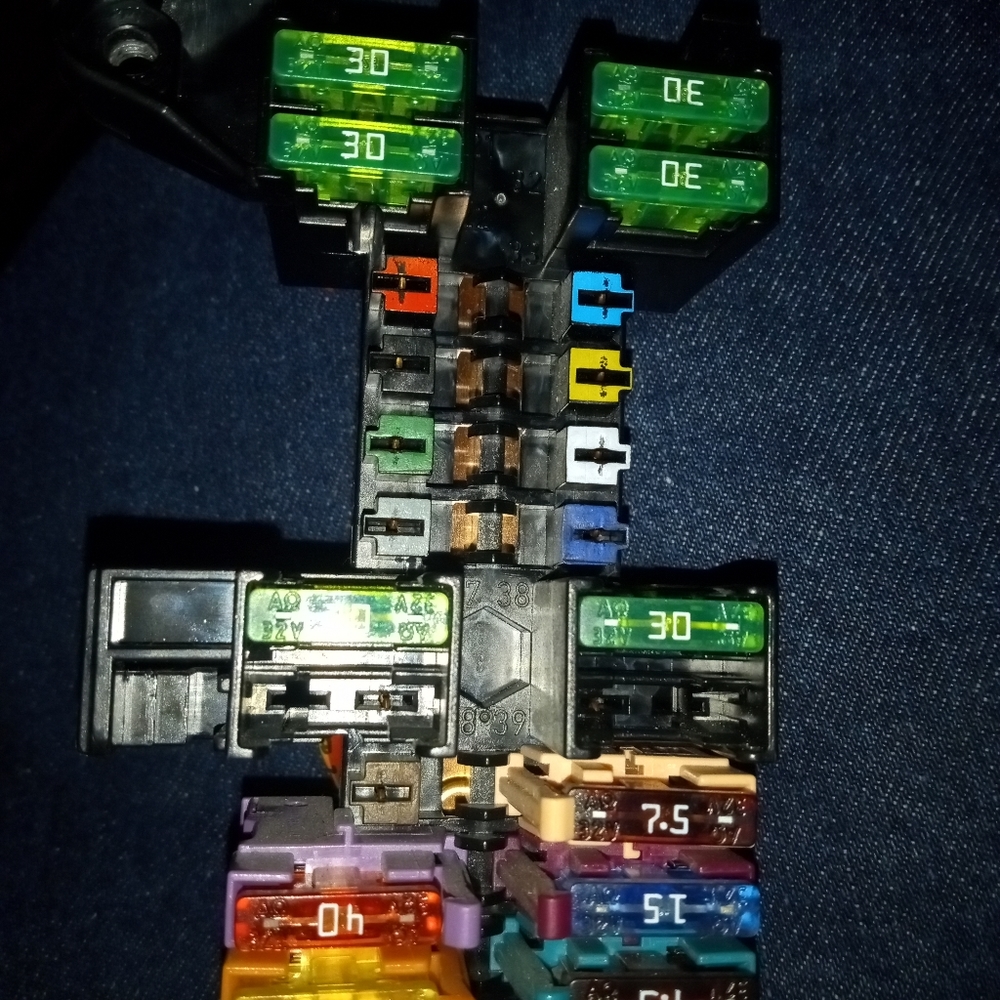 Mercedes fusebox - Picture 3 of 3